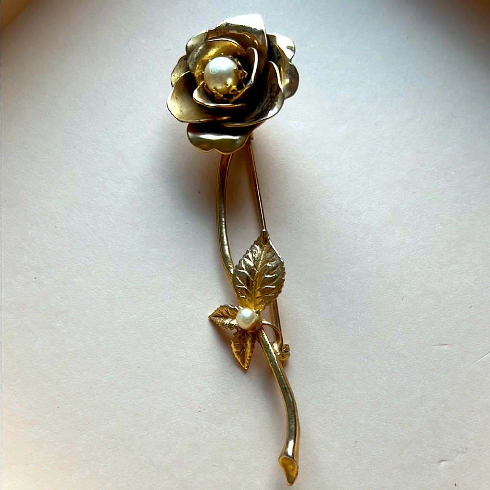 Elegant Gold Floral Brooch with Pearls